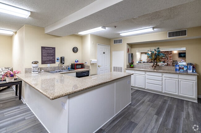 Cocina de la casa club - New Horizon Village Senior Apartment Homes