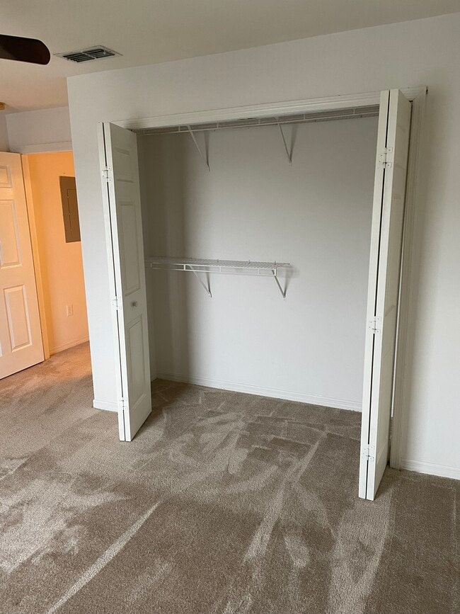 Photo - 5455 Vineland Rd Unit 3304