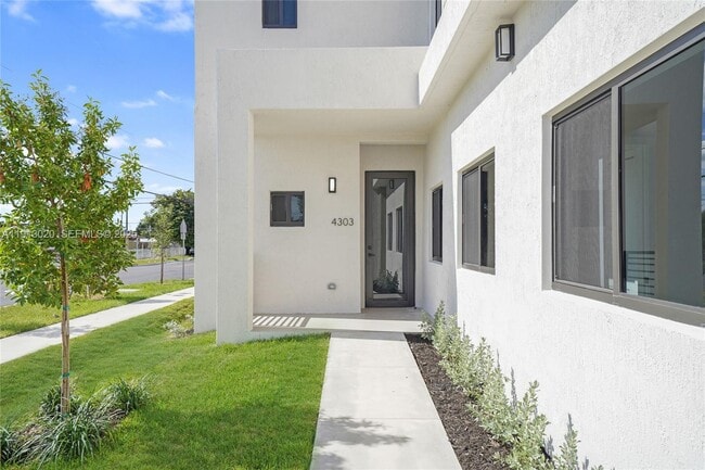 Photo - 4303 E 8th Ct Unidad C