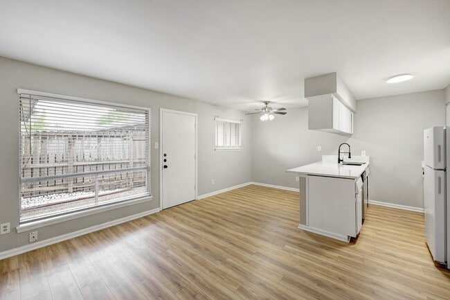 Building Photo - 1529 Wirt Rd Unit 20 Rental