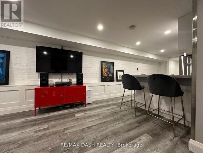 Photo - 725 Palmerston Ave