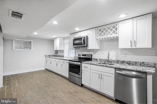 Building Photo - 3158 Westover Dr SE Unit BASEMENT