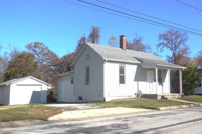 Two Bedroom Home in Edwardsville with Stor... - Two Bedroom Home in Edwardsville with Stor...