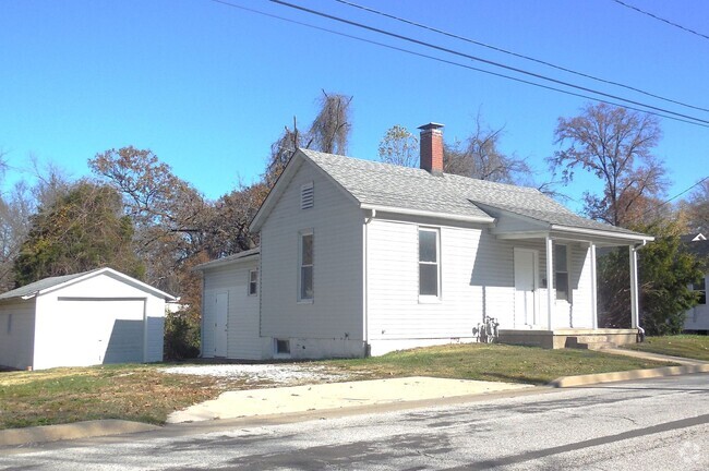 Building Photo - Two Bedroom Home in Edwardsville with Stor...