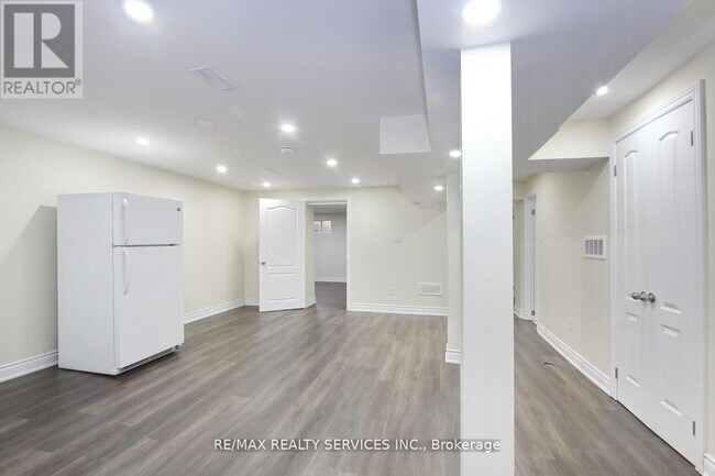 Photo - 32 Sanford Crescent