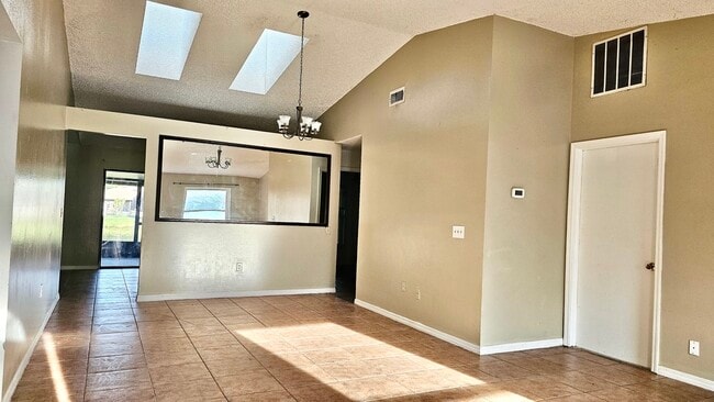 Photo - 1371 Melshire Ave