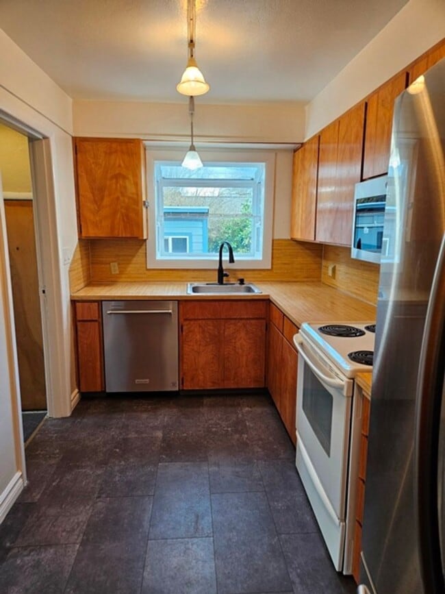 Photo - 4Bd/2Ba Two Story Home - For Viewing!