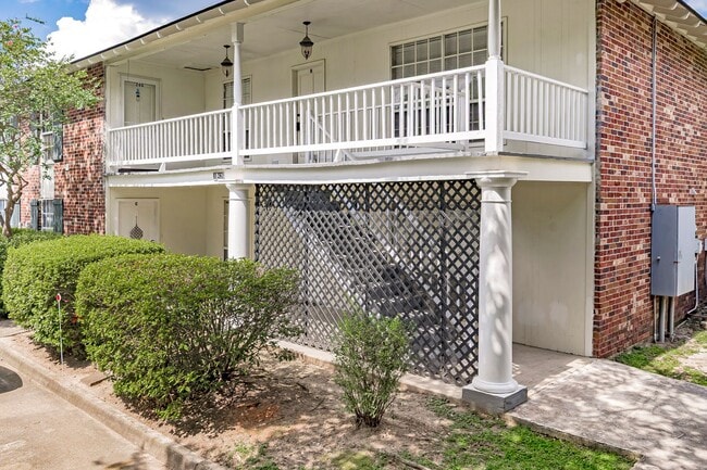 Building Photo - 2 Bedroom Condo in Gated Community off Jefferson HWY | Community Pool