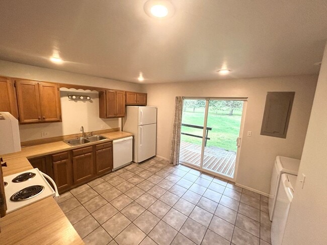 Building Photo - 640 W Valley Dr Unit #1 (207)