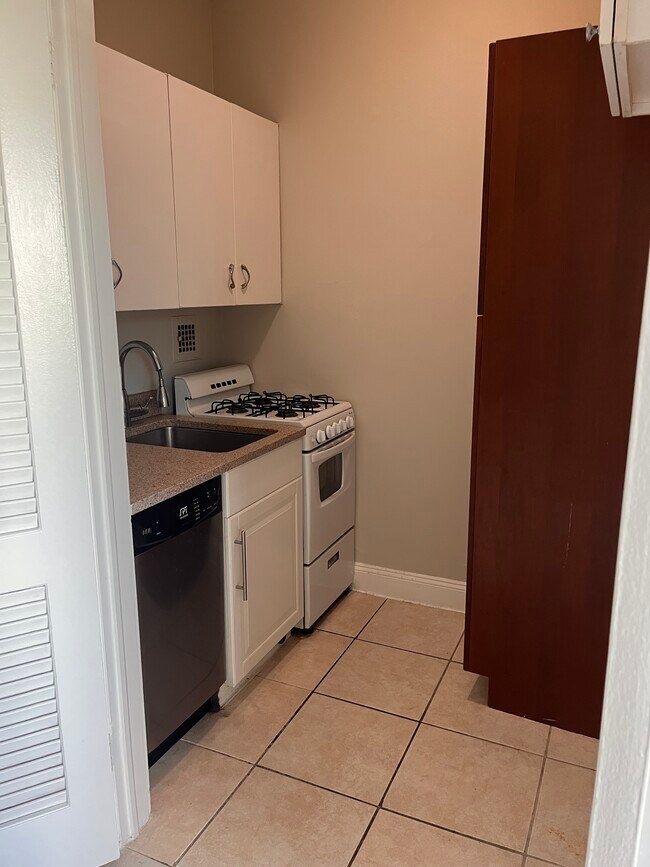 Building Photo - 1021 Arlington Blvd Unit 325