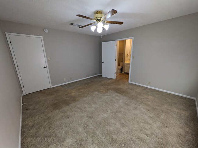 Photo - 147 Farmers St