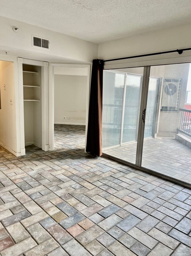 Building Photo - 900 19th Ave S Unit University Square 707