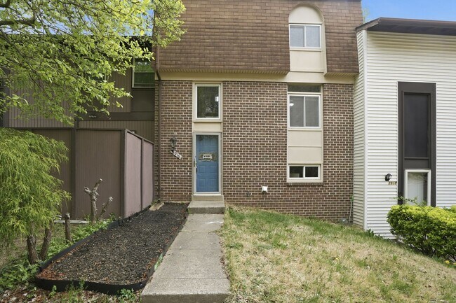 Building Photo - Nicely updated and spacious townhouse in the prestigious Lake Ridge community!