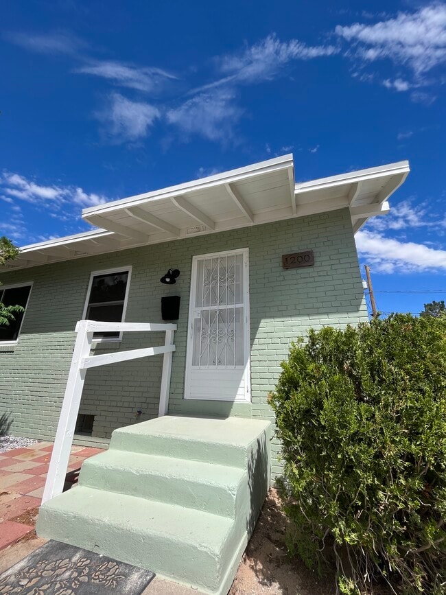 Front - 1200 Chadbourne St Unit 1200