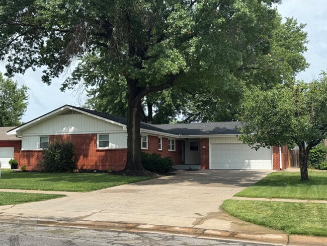 Building Photo - 840 N Waddington Ave