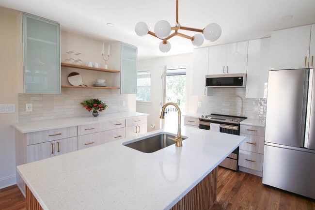 Una cocina ideal para recibir invitados, con una terraza de buen tamaño a la que se accede por la puerta trasera. - 2406 Boswell Rd