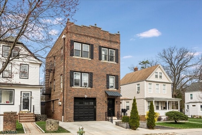 Building Photo - 43 Pleasant Way Unit 2