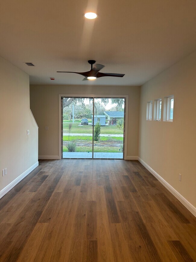 Photo - 206 W Fox St