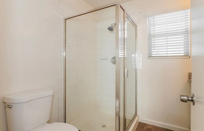 Photo - 704 Gibson St