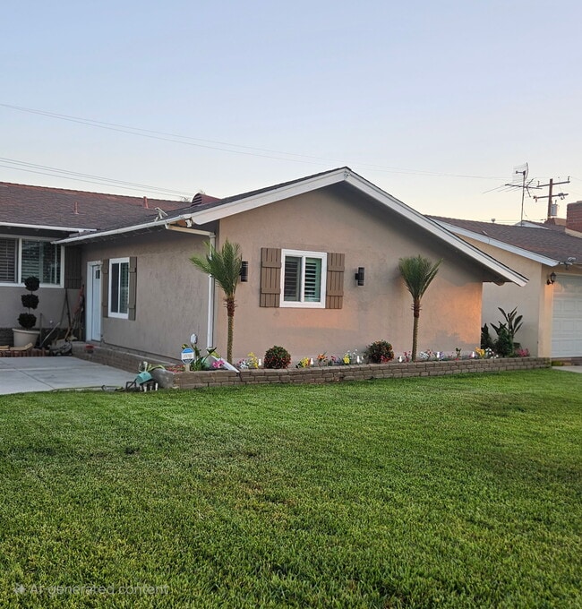 Building Photo - 1205 W Vesta St Rental