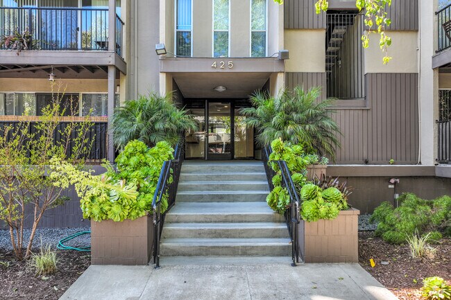 Building Entrance - 425 Orange St