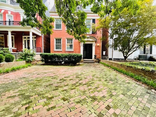 Exterior view - 4628 McPherson Ave Unit 1 w