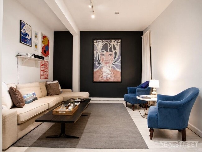 Building Photo - Spacious 2 Bed LOFT in Williamsburg! Unit B5