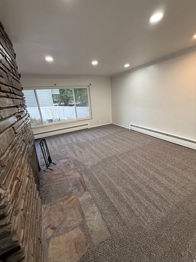 1870 Cresthill Dr Unit UPSTR