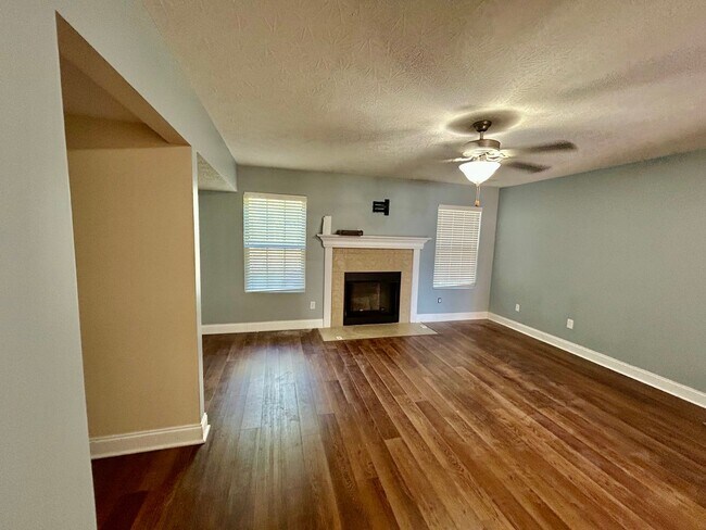 Photo - Large 4 Bed, 2.5 bath in Lexington!