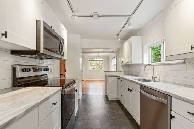 Building Photo - 3215 SE 53rd Ave