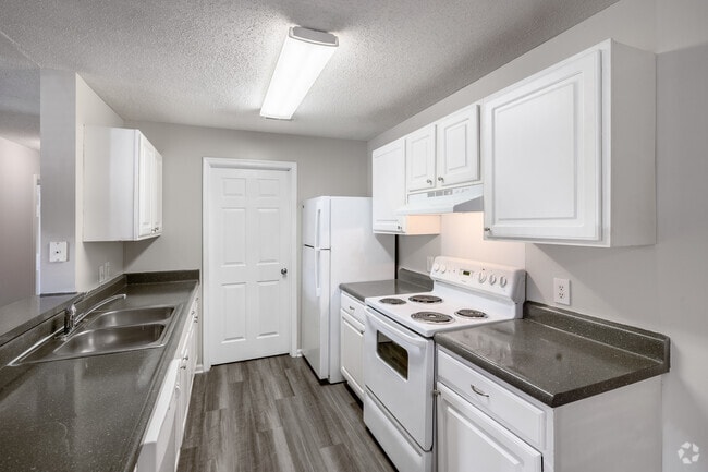 2BR, 2BA - 877SF - Kitchen