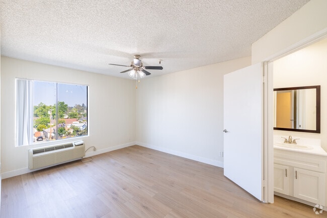 2BR, 2BA - 850SF - Bedroom