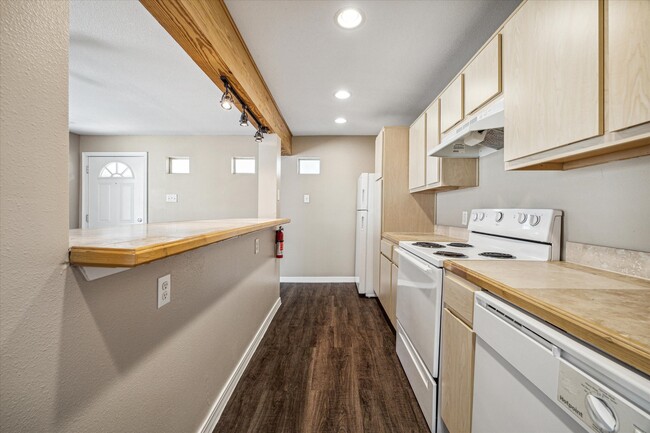 Photo - 831 W 25th St