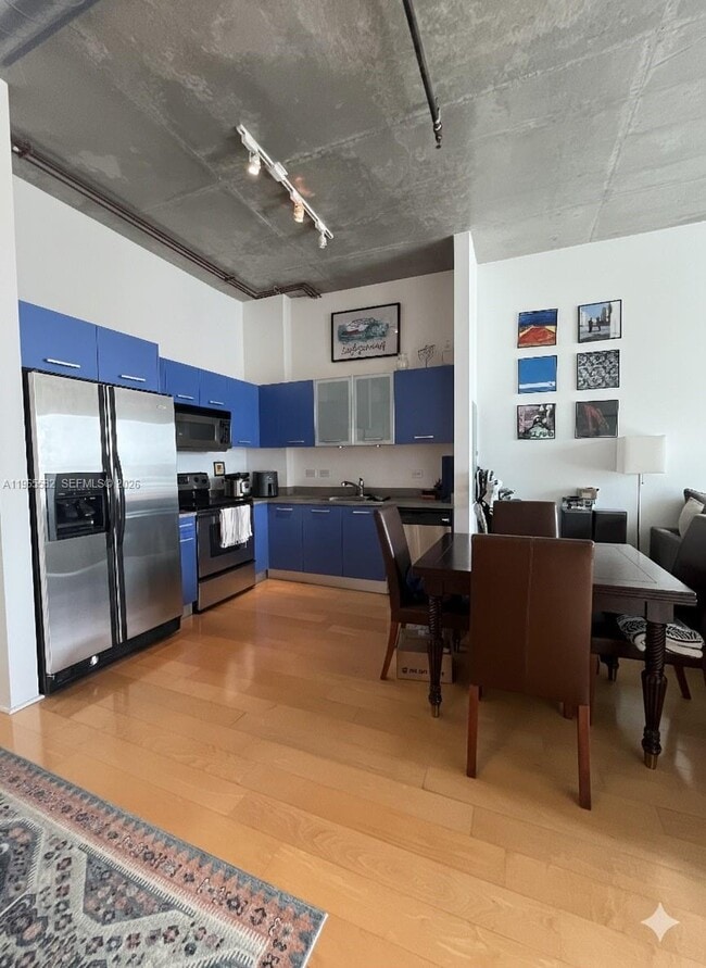 Building Photo - 313 NE 2nd St Unit 802