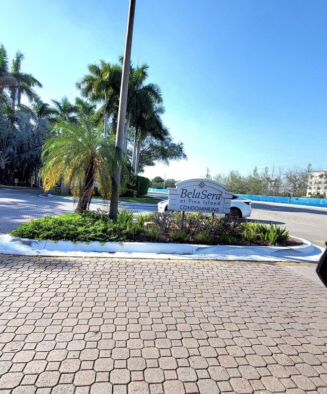 Building Photo - 721 N Pine Island Rd Unit 103