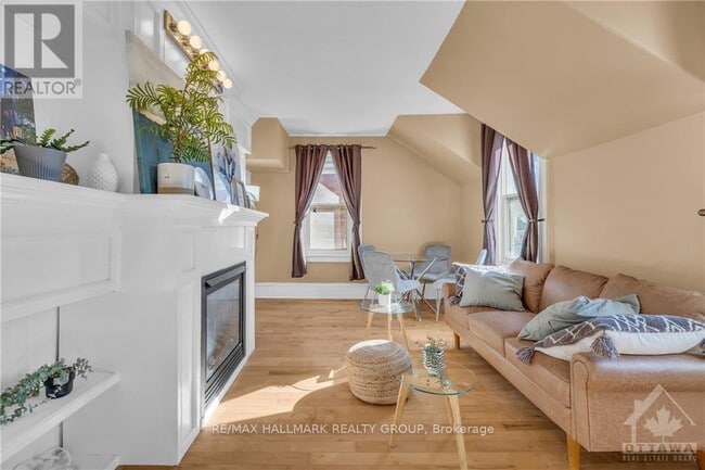 Photo - 15 Elmsley St N