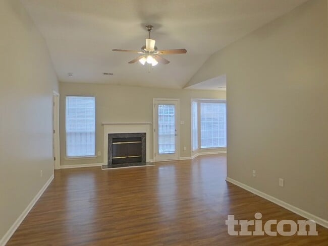 Photo - 8523 Lockerbie Ln