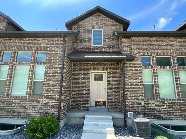 Building Photo - 2 bedroom 2 1/2 bath 2 car Garage dog friendly.