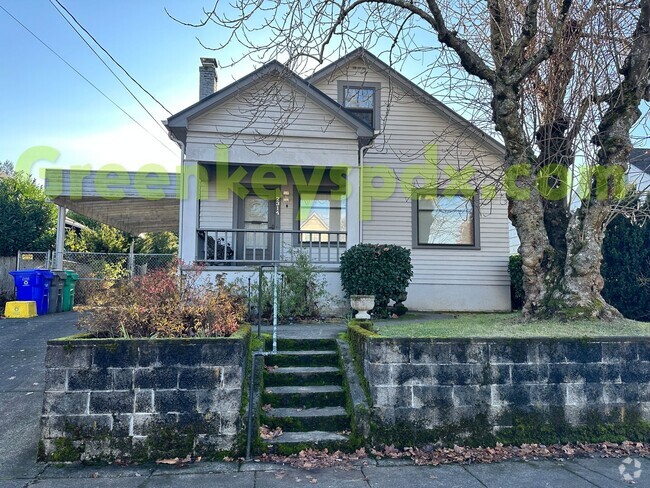 Building Photo - Huge, fenced back yard! Garage! Nice bonus... Rental