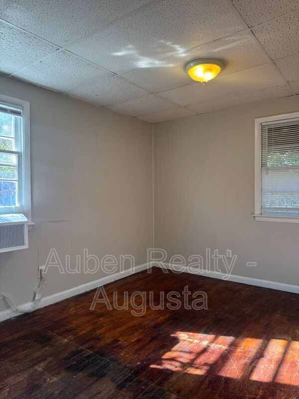 Photo - 1547 Heath St