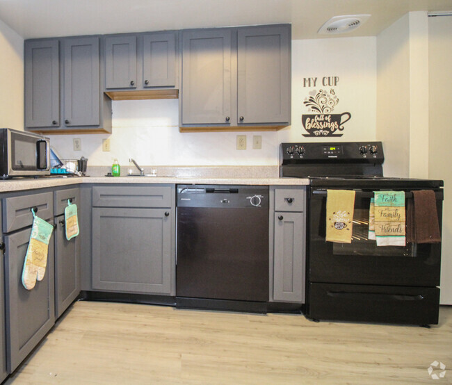 Kitchen w/Black Appliances - The Reserve at Heritage Rental