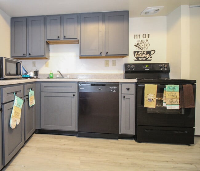 Kitchen w/Black Appliances - The Reserve at Heritage Apartments