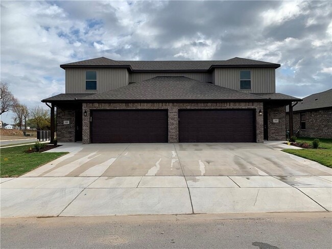 Photo - 501 Vee St Townhome