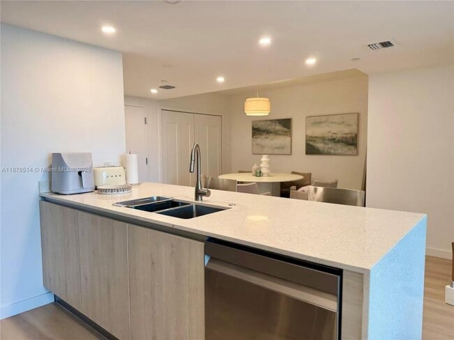 Building Photo - 2 bedroom in North Miami FL 33181 Rental