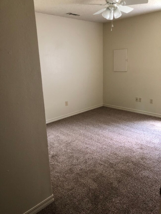 Photo - Cozy 4 Bed 2 Bath Home just off the west side of U of A Campus