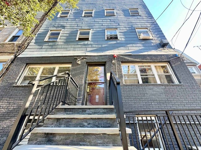 Building Photo - 552 38th St Unit 6