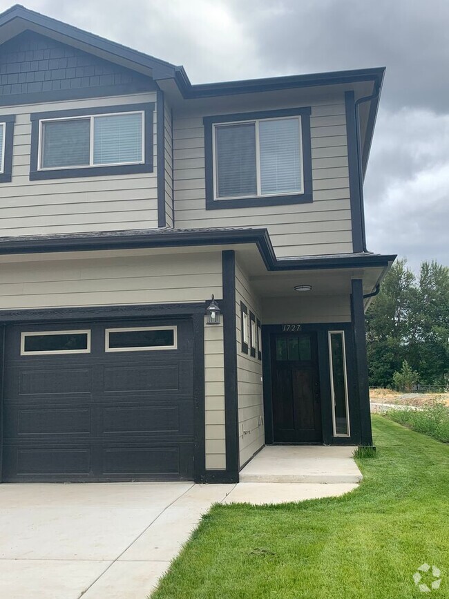 Building Photo - 2BED 2.5 BATH - BEAUTIFUL TOWNHOME IN A QU...