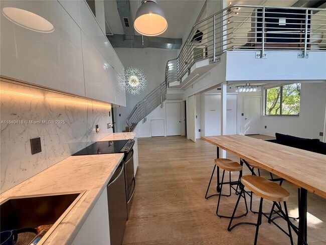 Building Photo - 900 4th St Unit 3