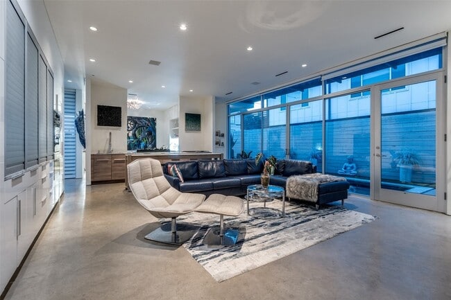 Photo - 2300 N Carroll Ave