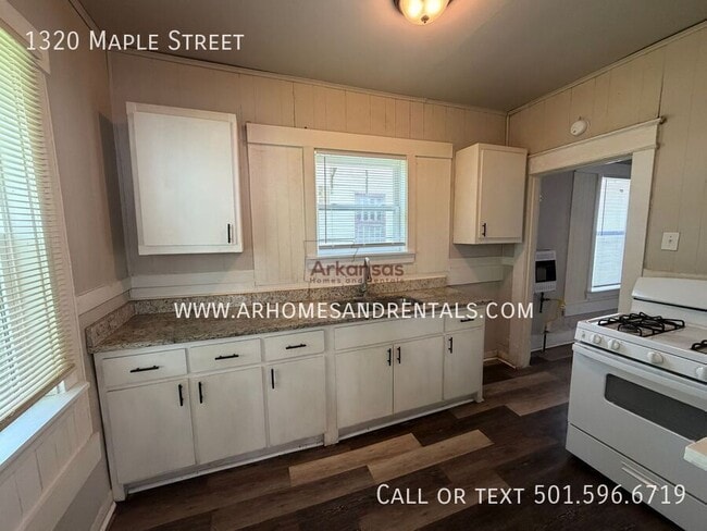 Photo - 1320 Maple St